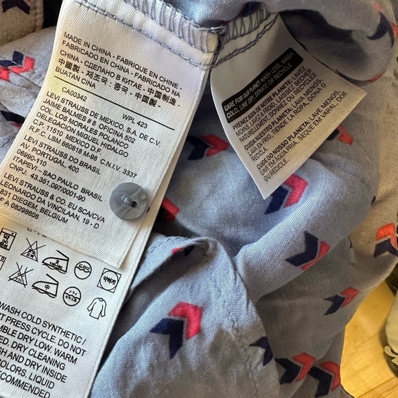 *Levis Button Down Long Sleeve Shirt - Picture 6 of 9